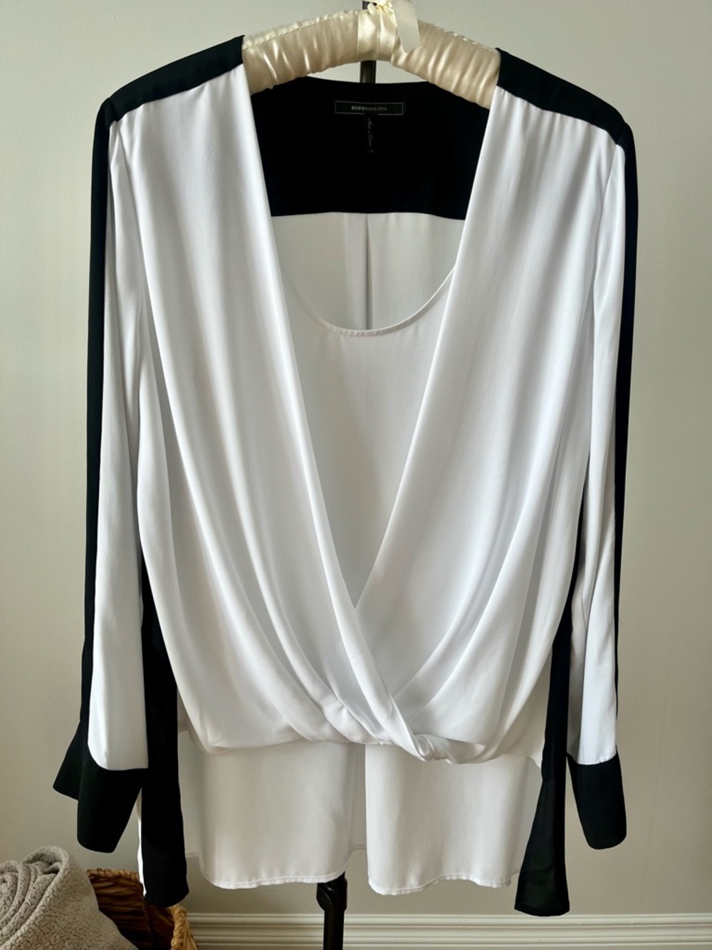 BCBGMaxAzria White Crepe Blouse With Black Accents US XL - Picture 2 of 13